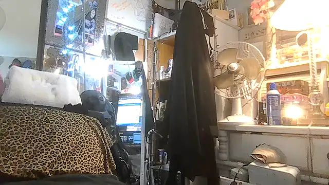 Snapshot of ShysluutGia chatting on October 7, 2025, 9:28 am ShysluutGia online show from October 7, 2025, 9:28 am