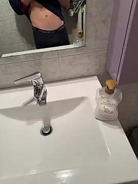 Snapshot of Manuhot001 chatting on February 14, 2025, 6:12 am Manuhot001 online show from February 14, 2025, 6:12 am