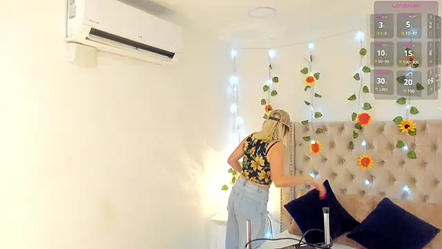 Snapshot of CandieGilson__ chatting on October 6, 2025, 12:46 pm CandieGilson   online show from October 6, 2025, 12:46 pm