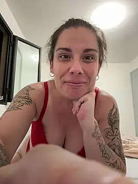 Snapshot of Lar0uch chatting on March 10, 2025, 5:50 pm Lar0uch online show from March 10, 2025, 5:50 pm