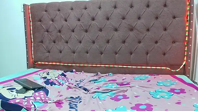 couple hotfox online show from March 9, 2025, 7:01 am