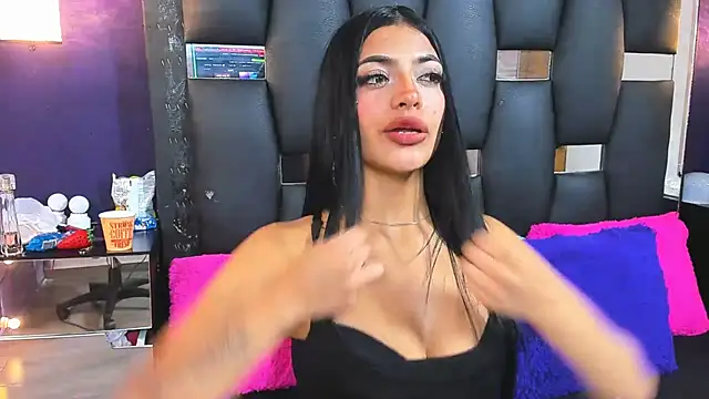 Snapshot of EMYCLARK01 chatting on September 16, 2025, 1:06 am EMYCLARK01 online show from September 16, 2025, 1:06 am