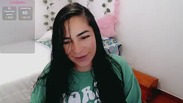 Snapshot of luna_lgomez_ chatting on March 18, 2025, 11:08 am luna lgomez  online show from March 18, 2025, 11:08 am