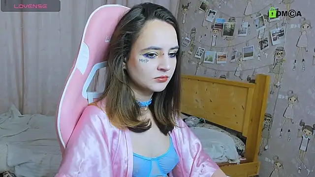 Elaine Hard online show from November 18, 2025, 7:18 pm