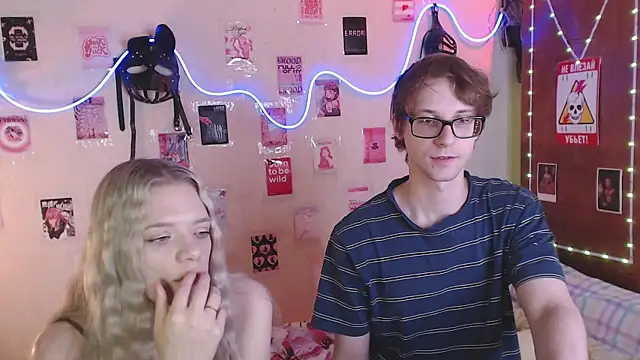 Snapshot of Your_Horny_Friends chatting on September 19, 2025, 11:33 am Your Horny Friends online show from September 19, 2025, 11:33 am