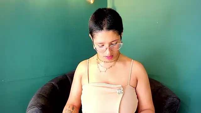 Snapshot of Elaine87_ chatting on October 12, 2025, 12:15 pm Elaine87 online show from October 12, 2025, 12:15 pm