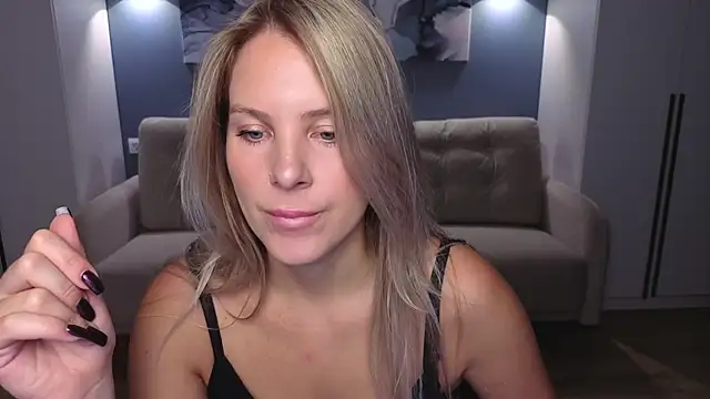 Snapshot of MelanieBennett chatting on October 18, 2025, 6:05 am MelanieBennett online show from October 18, 2025, 6:05 am
