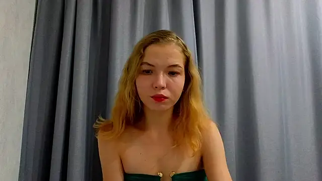 Snapshot of EmilyLuv chatting on November 4, 2025, 9:14 pm EmilyLuv online show from November 4, 2025, 9:14 pm