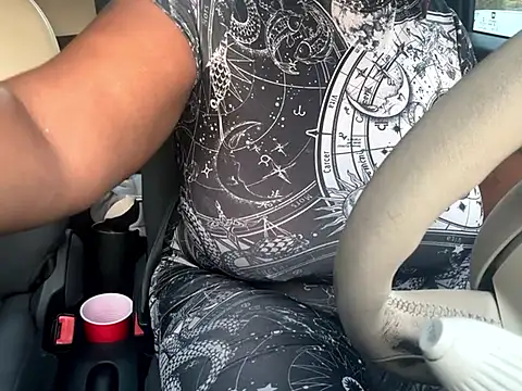 Snapshot of RoyalQueen2u chatting on September 20, 2025, 11:11 am RoyalQueen2u online show from September 20, 2025, 11:11 am