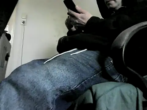 Snapshot of skateboy78 chatting on February 17, 2025, 9:13 am skateboy78 online show from February 17, 2025, 9:13 am