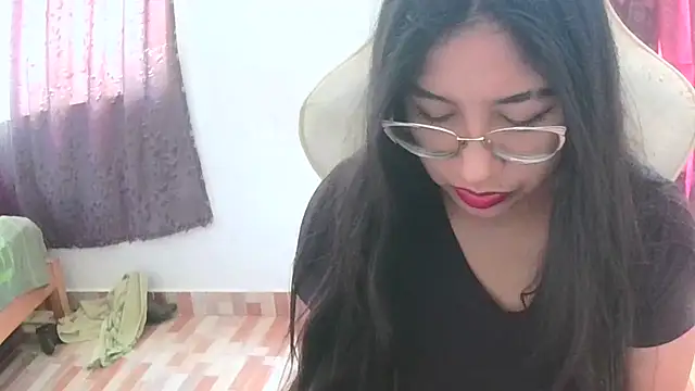 Snapshot of honeysweet111 chatting on October 3, 2025, 6:05 pm honeysweet111 online show from October 3, 2025, 6:05 pm