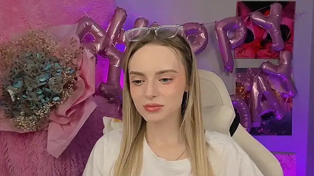 Snapshot of JuliaBrewwer chatting on September 18, 2025, 2:19 pm JuliaBrewwer online show from September 18, 2025, 2:19 pm