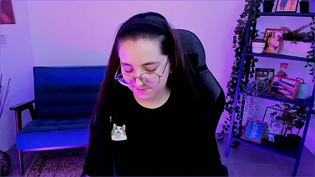 Snapshot of VirtuallVoyant chatting on October 1, 2025, 4:29 am VirtuallVoyant online show from October 1, 2025, 4:29 am