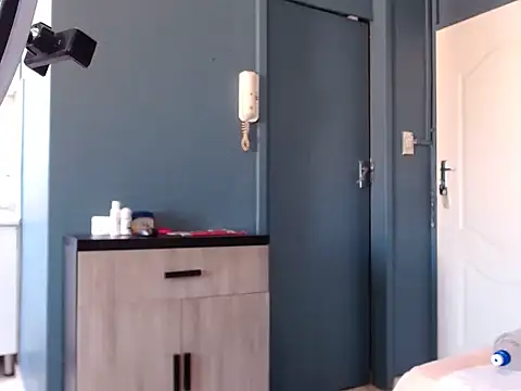 Snapshot of CuteHugeAxx chatting on October 3, 2025, 12:35 pm CuteHugeAxx online show from October 3, 2025, 12:35 pm