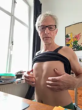 Snapshot of SexyLeon8 chatting on October 17, 2025, 9:12 am SexyLeon8 online show from October 17, 2025, 9:12 am