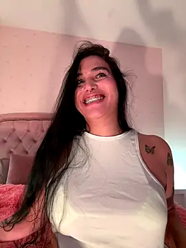 Snapshot of Bella__Wood chatting on September 26, 2025, 8:13 pm Bella  Wood online show from September 26, 2025, 8:13 pm
