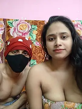 Snapshot of Seducing_couple chatting on October 21, 2025, 4:24 am Seducing couple online show from October 21, 2025, 4:24 am