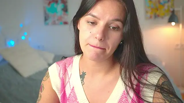 Snapshot of EwelynScott chatting on October 14, 2025, 1:34 pm EwelynScott online show from October 14, 2025, 1:34 pm