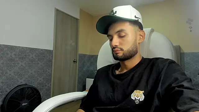 Snapshot of Ryan_Jackson_ chatting on September 23, 2025, 12:13 am Ryan Jackson  online show from September 23, 2025, 12:13 am