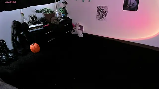 Snapshot of kattusauruss chatting on October 6, 2025, 2:14 pm kattusauruss online show from October 6, 2025, 2:14 pm