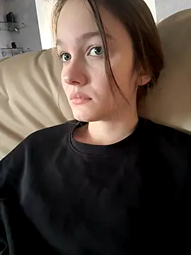 Snapshot of MichelleRoux chatting on September 29, 2025, 12:10 pm MichelleRoux online show from September 29, 2025, 12:10 pm