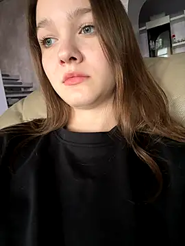 Snapshot of MichelleRoux chatting on October 3, 2025, 10:45 am MichelleRoux online show from October 3, 2025, 10:45 am
