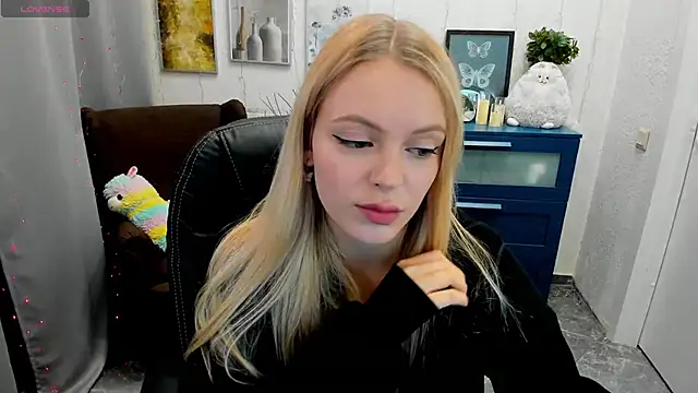 Snapshot of KatherineePierce chatting on October 20, 2025, 5:35 pm KatherineePierce online show from October 20, 2025, 5:35 pm