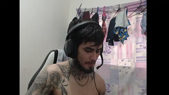 Snapshot of Cuteboyhotbig chatting on October 16, 2025, 9:49 pm Cuteboyhotbig online show from October 16, 2025, 9:49 pm