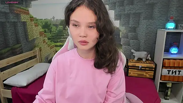 Snapshot of EmilyChaves chatting on October 13, 2025, 6:19 pm EmilyChaves online show from October 13, 2025, 6:19 pm