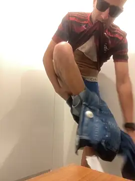 Snapshot of Junior17cm_1993 chatting on November 1, 2025, 7:38 pm Junior17cm 1993 online show from November 1, 2025, 7:38 pm