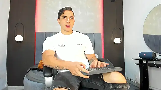 Snapshot of Liam_walk_ chatting on October 15, 2025, 7:25 pm Liam walk online show from October 15, 2025, 7:25 pm