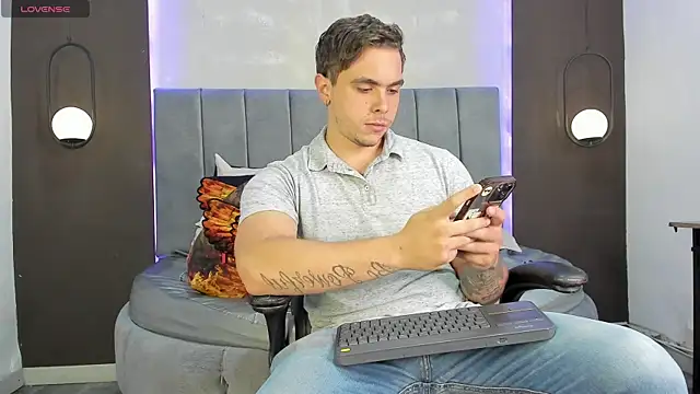 Snapshot of Liam_walk_ chatting on October 18, 2025, 8:53 pm Liam walk online show from October 18, 2025, 8:53 pm