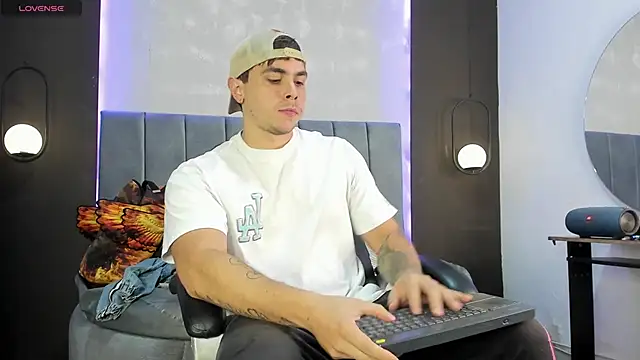 Snapshot of Liam_walk_ chatting on October 28, 2025, 11:07 pm Liam walk online show from October 28, 2025, 11:07 pm