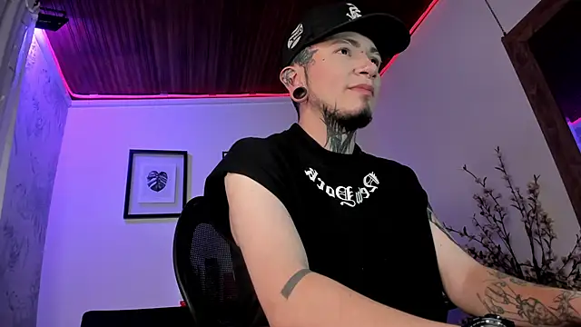 Snapshot of tyler_jones_ chatting on October 1, 2025, 4:07 am tyler jones online show from October 1, 2025, 4:07 am