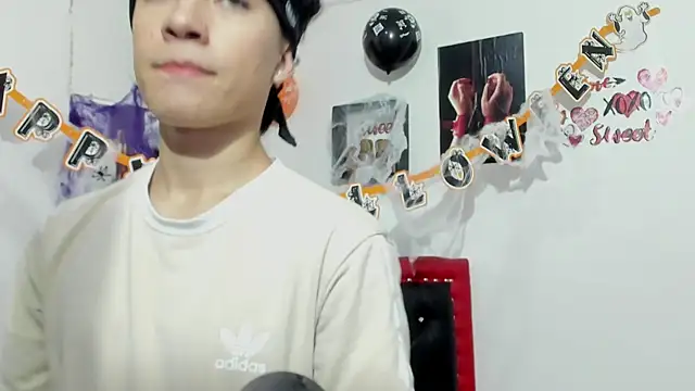 Snapshot of Thiago_Divine_ chatting on October 18, 2025, 9:04 pm Thiago Divine  online show from October 18, 2025, 9:04 pm