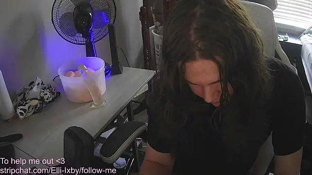 Elli-Ixby online show from November 13, 2025, 4:17 pm