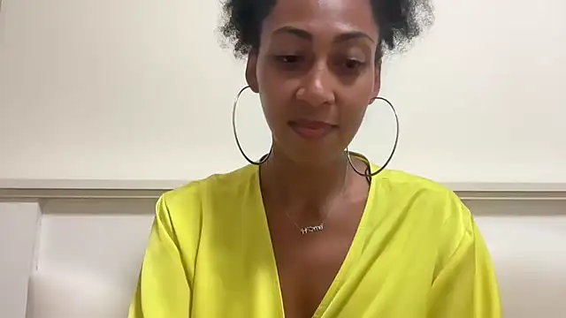 Snapshot of Vaylisse chatting on October 12, 2025, 4:17 pm Vaylisse online show from October 12, 2025, 4:17 pm