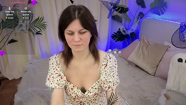 Snapshot of TinaMelt chatting on October 14, 2025, 6:52 pm TinaMelt online show from October 14, 2025, 6:52 pm