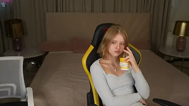 Snapshot of Esmie_Smile chatting on October 11, 2025, 2:48 pm Esmie Smile online show from October 11, 2025, 2:48 pm