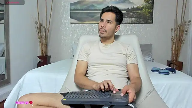 Snapshot of loghan_fox chatting on October 2, 2025, 3:02 am loghan fox online show from October 2, 2025, 3:02 am