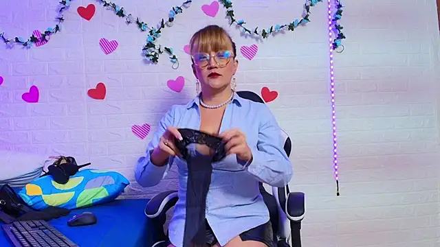 naomi diamond  online show from October 15, 2025, 11:10 am