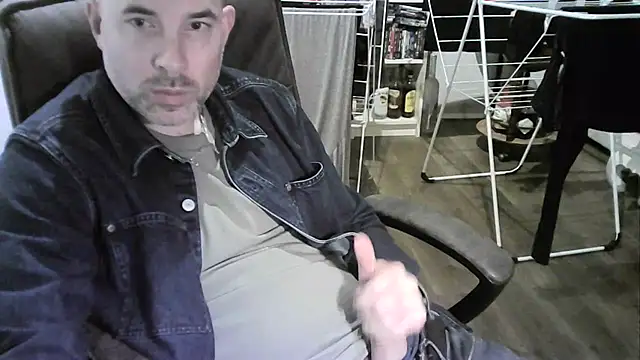 Snapshot of Chrisprngr chatting on October 10, 2025, 4:39 pm Chrisprngr online show from October 10, 2025, 4:39 pm