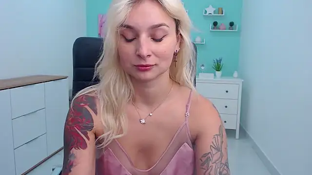 Snapshot of LilFleurish chatting on October 21, 2025, 4:24 am LilFleurish online show from October 21, 2025, 4:24 am