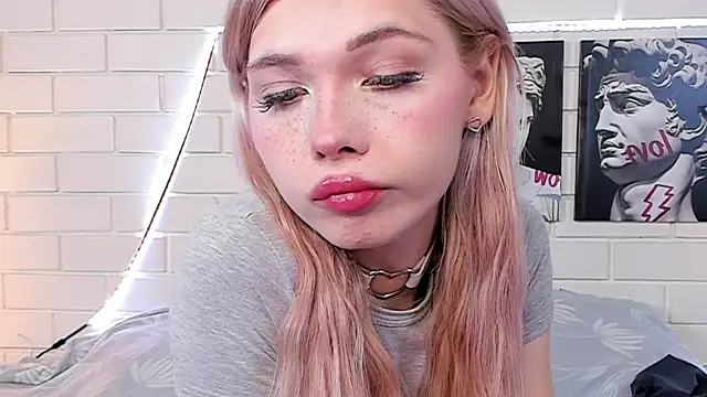 Snapshot of Blondy_Fina chatting on September 10, 2025, 4:45 am Blondy Fina online show from September 10, 2025, 4:45 am