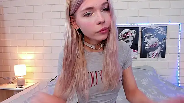 Snapshot of Blondy_Fina chatting on September 14, 2025, 4:55 am Blondy Fina online show from September 14, 2025, 4:55 am
