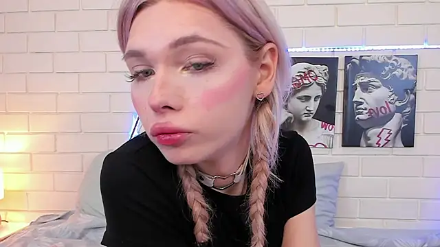 Snapshot of Blondy_Fina chatting on September 15, 2025, 4:45 am Blondy Fina online show from September 15, 2025, 4:45 am