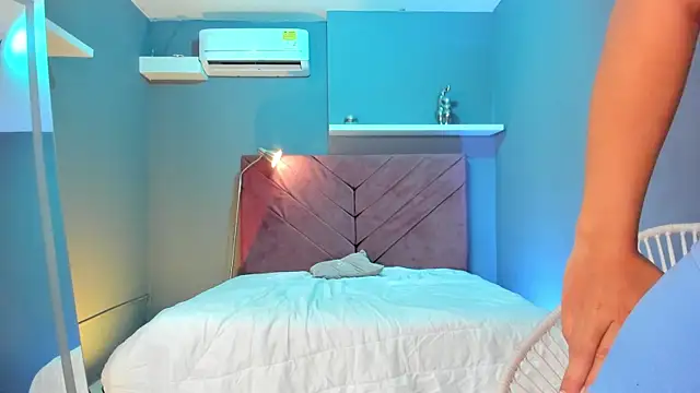 Snapshot of everyh__ chatting on October 6, 2025, 7:44 pm everyh online show from October 6, 2025, 7:44 pm