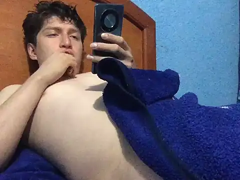 Snapshot of Luisgg18 chatting on November 2, 2025, 4:59 am Luisgg18 online show from November 2, 2025, 4:59 am