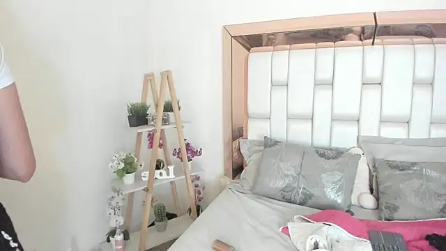 Snapshot of MiaVillalobos chatting on September 15, 2025, 12:38 pm MiaVillalobos online show from September 15, 2025, 12:38 pm