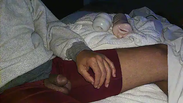 Snapshot of GRiZZLYBONE chatting on November 8, 2025, 11:21 am GRiZZLYBONE online show from November 8, 2025, 11:21 am